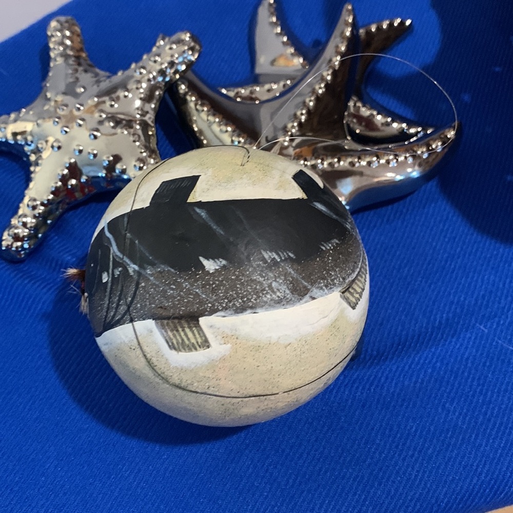 Five (5) Handmade paper mache, hand painted fish from Alaska with tiny flies. - Picture 4 of 12